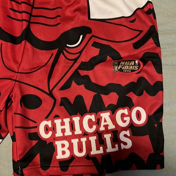 Mitchell & Ness Chicago Bulls 1996 NBA Finals Jumbotron Shorts - Picture 2 of 7